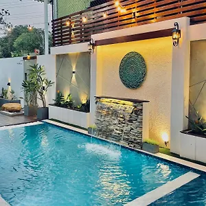8 Luxury Отель